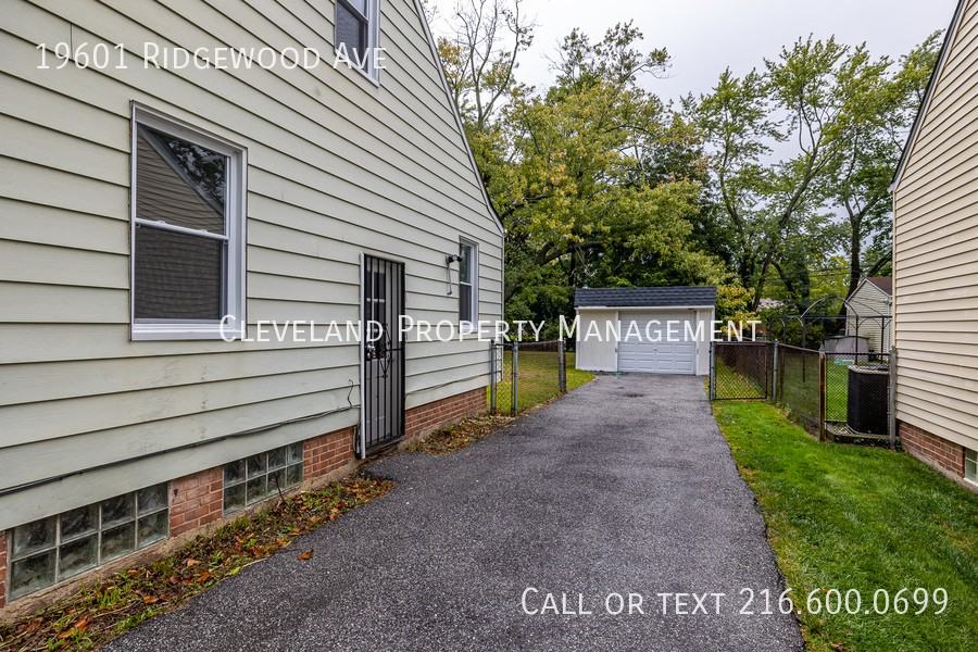 19601 Ridgewood Ave - Photo 3 of 32