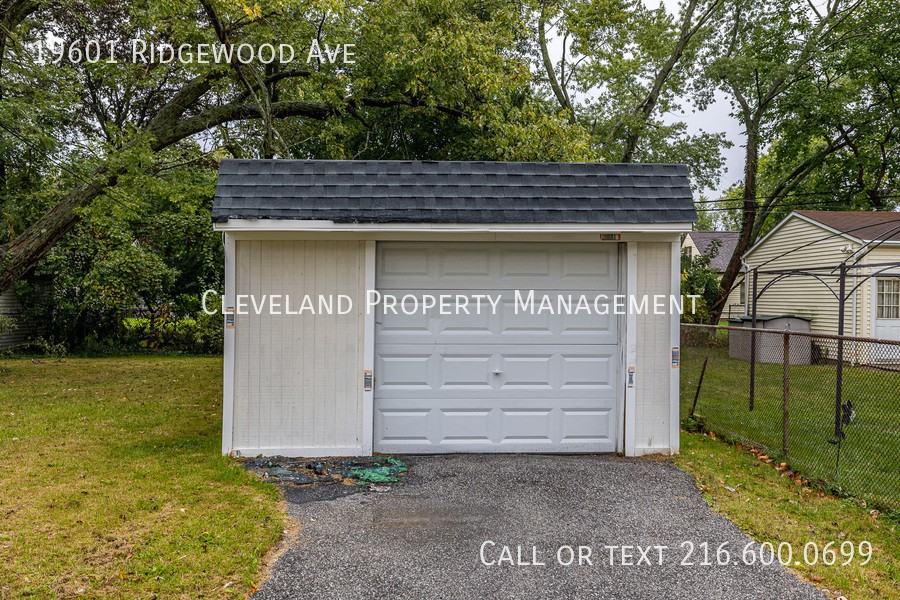 19601 Ridgewood Ave - Photo 4 of 32
