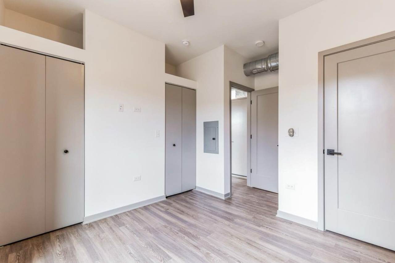 1645 N Wells St #4C - Photo 6 of 8