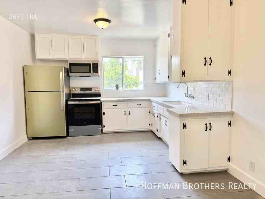 11153 La Maida St - Photo 2 of 9