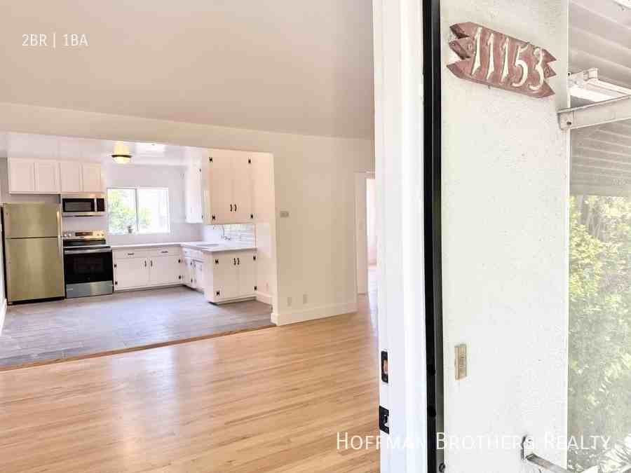 11153 La Maida St - Photo 5 of 9