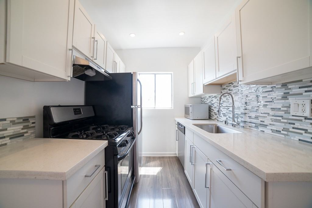 319 N Heliotrope Dr #2 - Photo 5 of 14