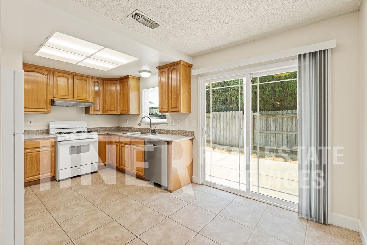 9586 Meadowgreen Cir - Photo 4 of 21