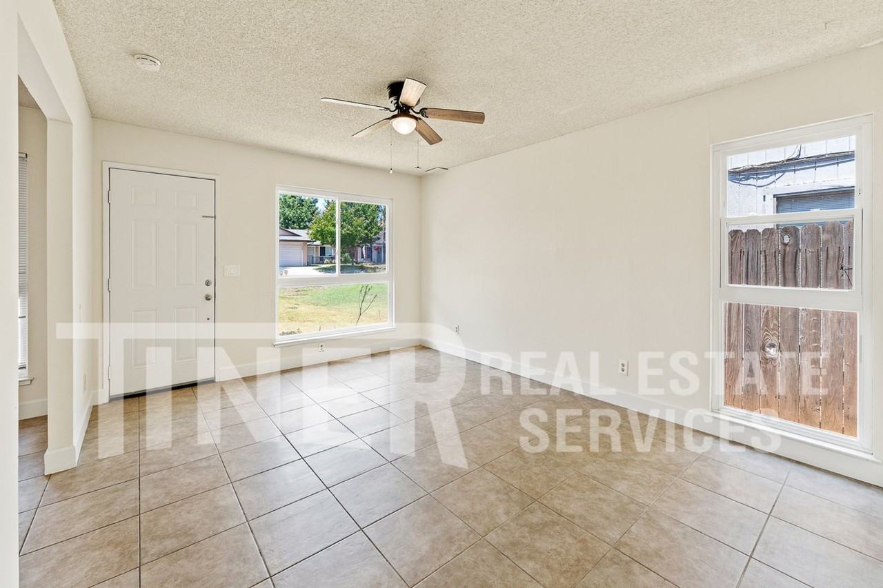 9586 Meadowgreen Cir - Photo 7 of 21