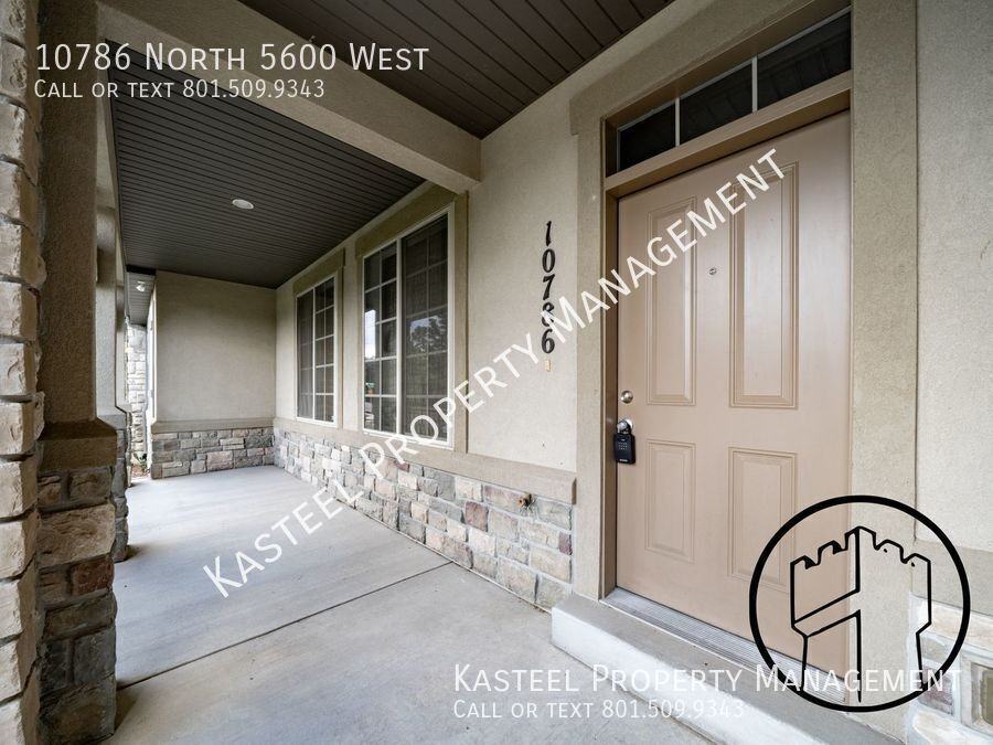 10786 N 5600 W - Photo 3 of 38