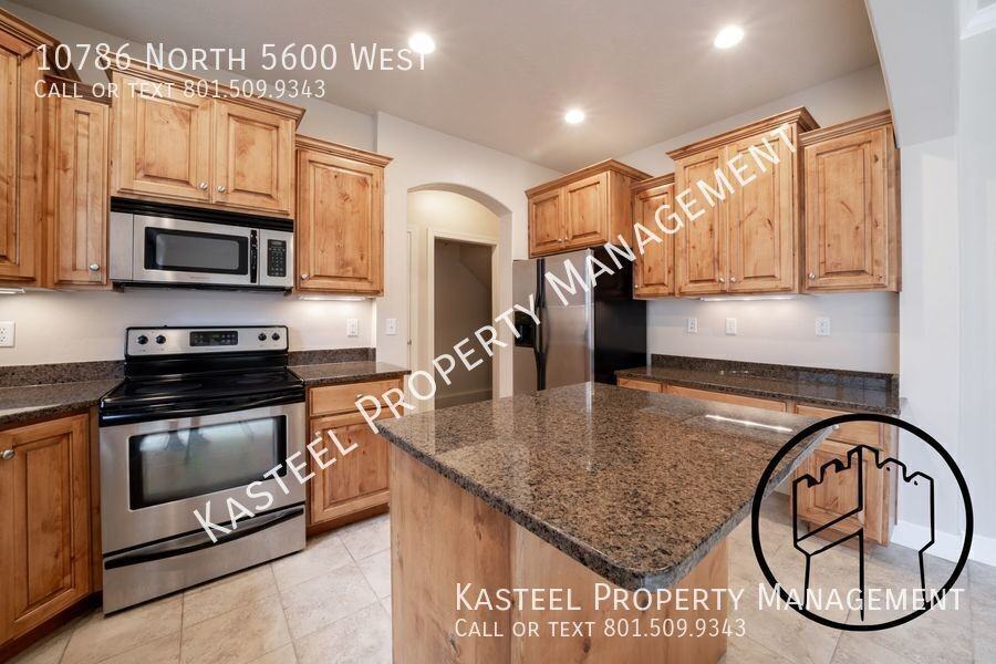 10786 N 5600 W - Photo 4 of 38
