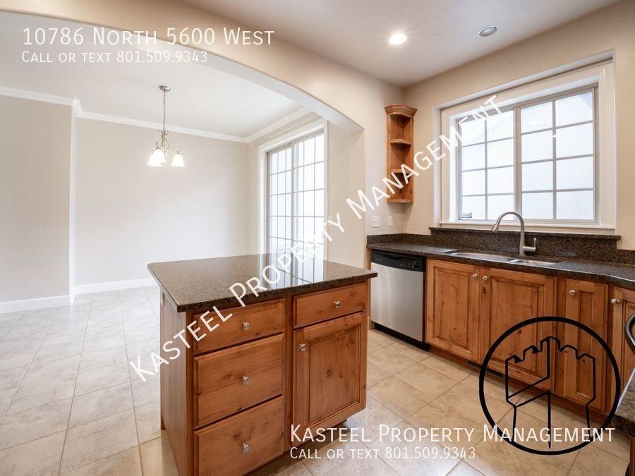 10786 N 5600 W - Photo 5 of 38