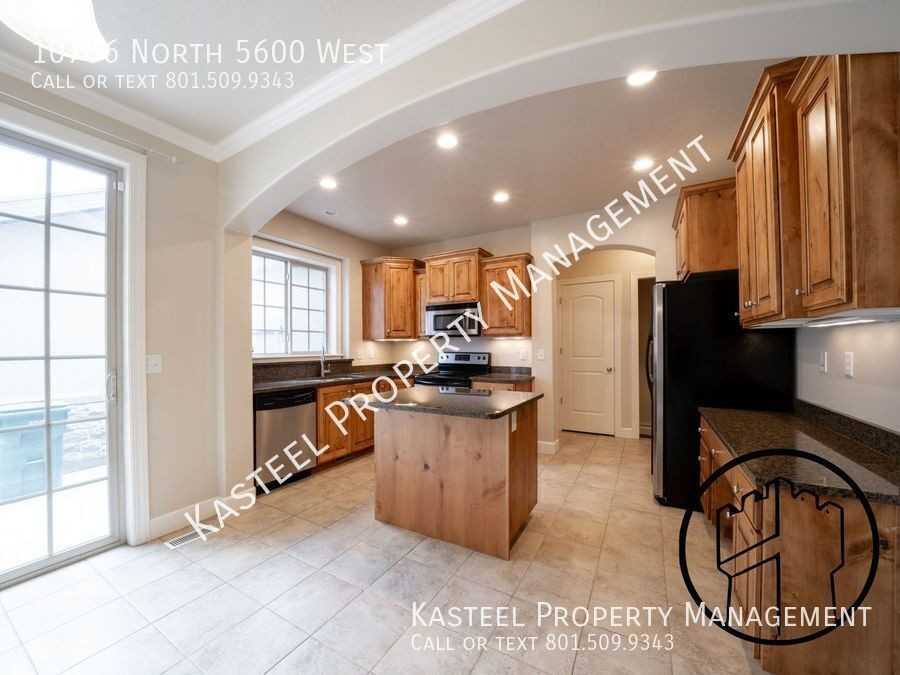 10786 N 5600 W - Photo 6 of 38