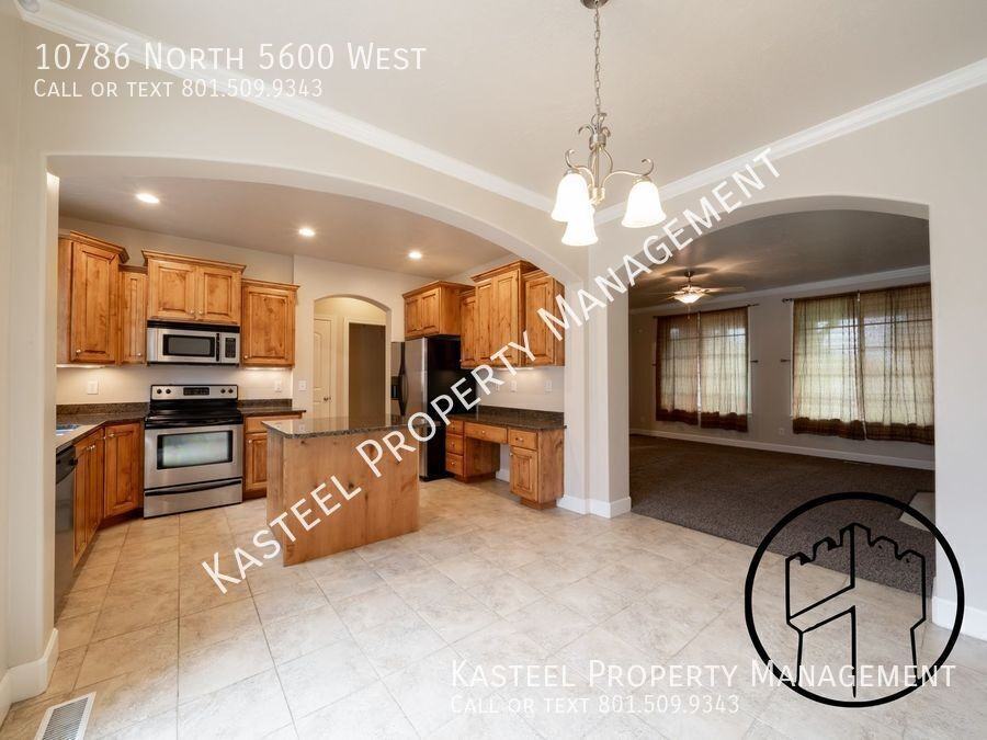 10786 N 5600 W - Photo 7 of 38