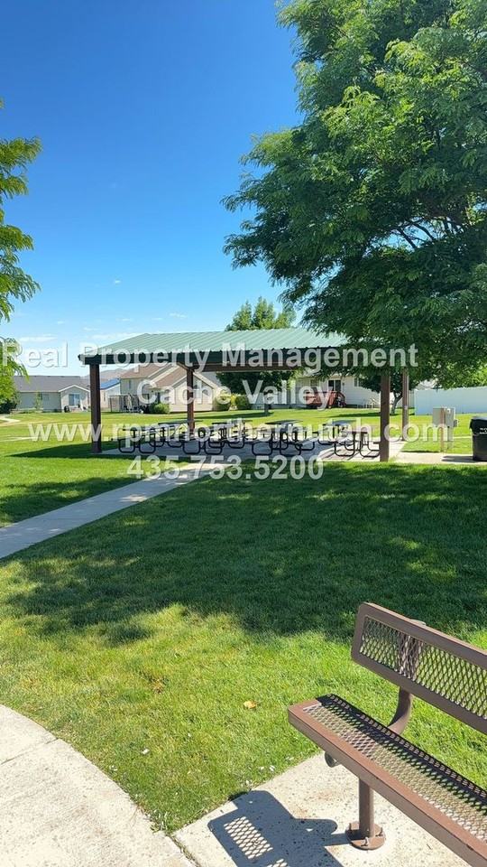450 Maple Cir - Photo 3 of 6