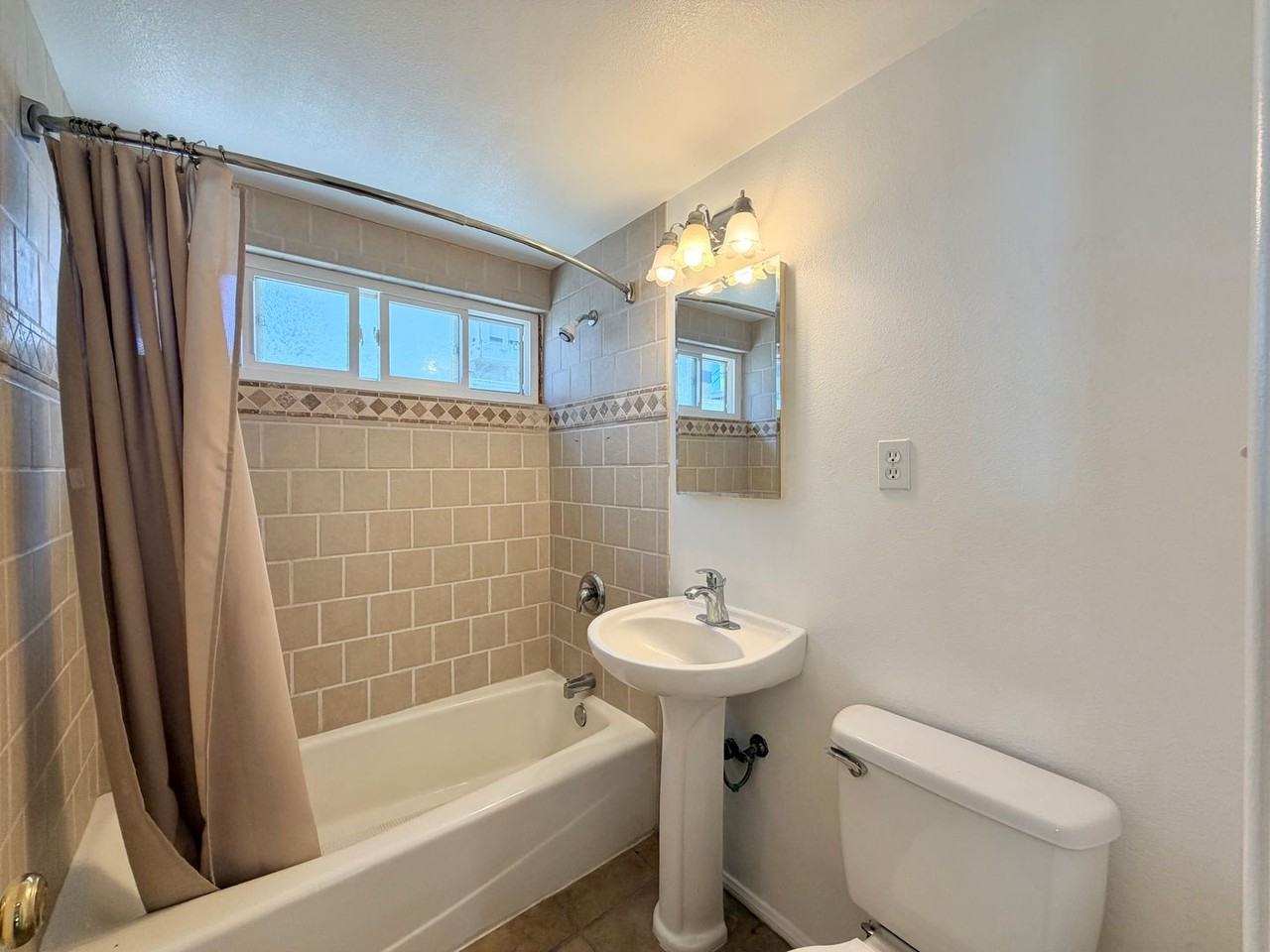 244 Rossmore Dr - Photo 4 of 10