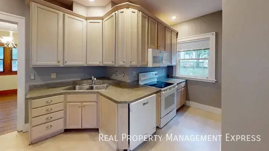 507 W 25th St - Photo 5 of 11