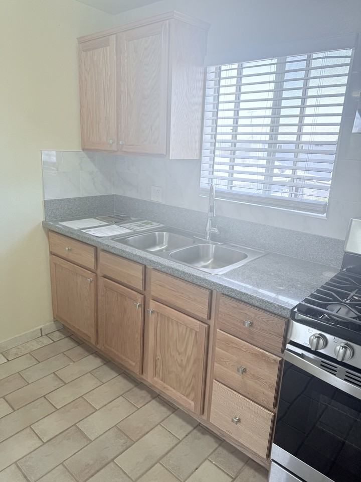 12181 San Fernando Road - Photo 4 of 11