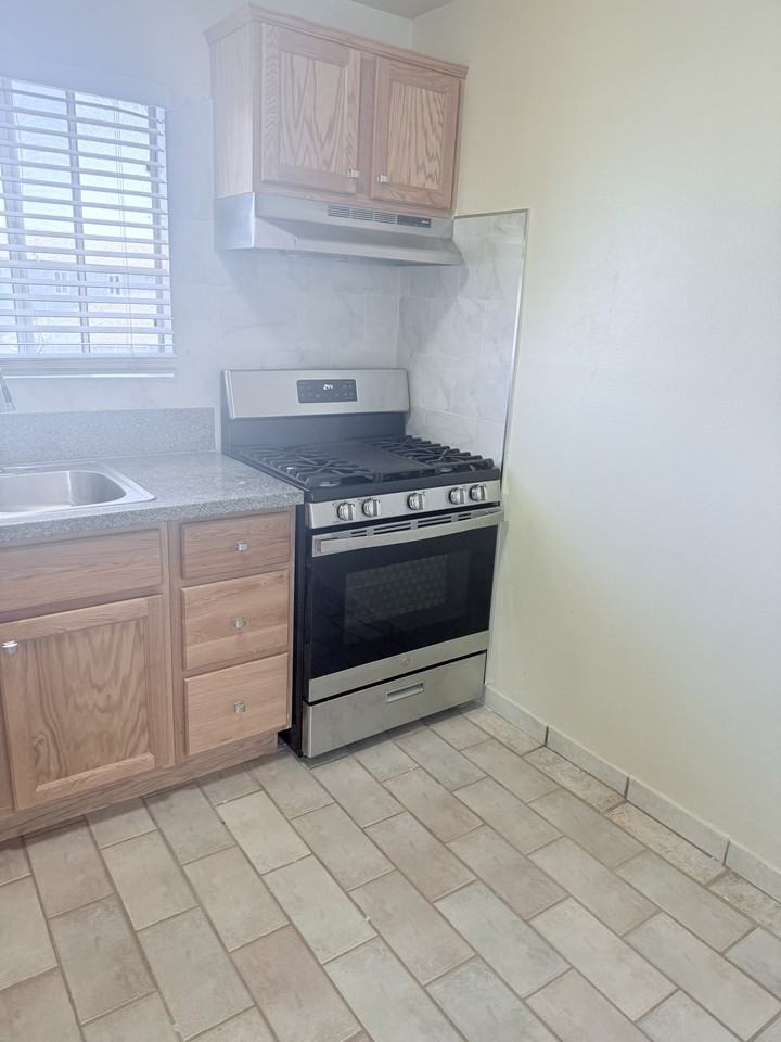 12181 San Fernando Road - Photo 5 of 11
