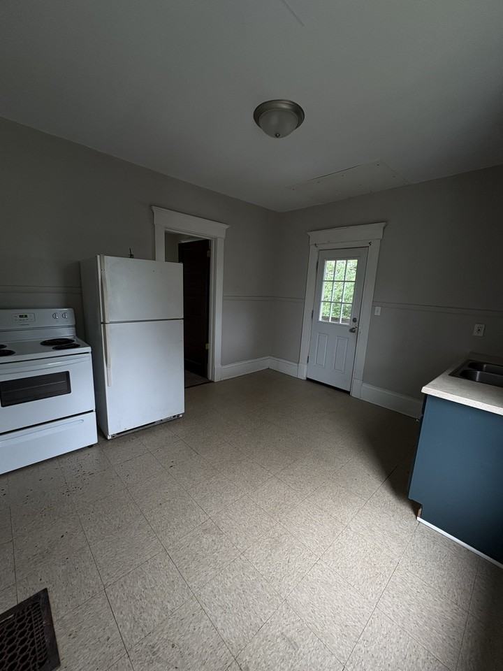 203 Maryland Avenue SW - Photo 3 of 8