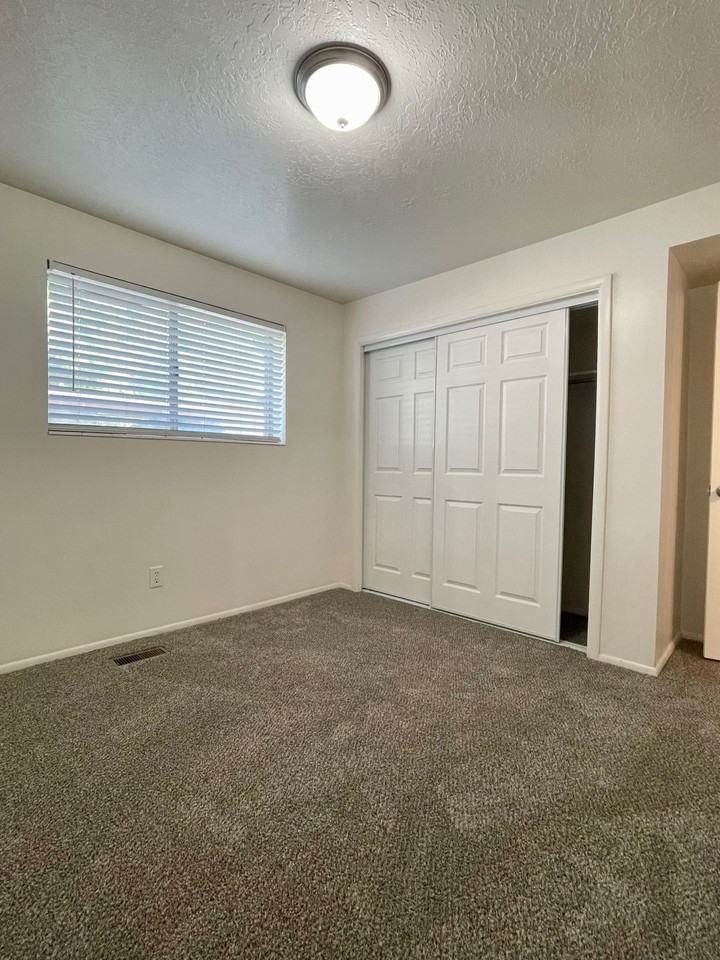 222 Pingree Ave - Photo 4 of 17