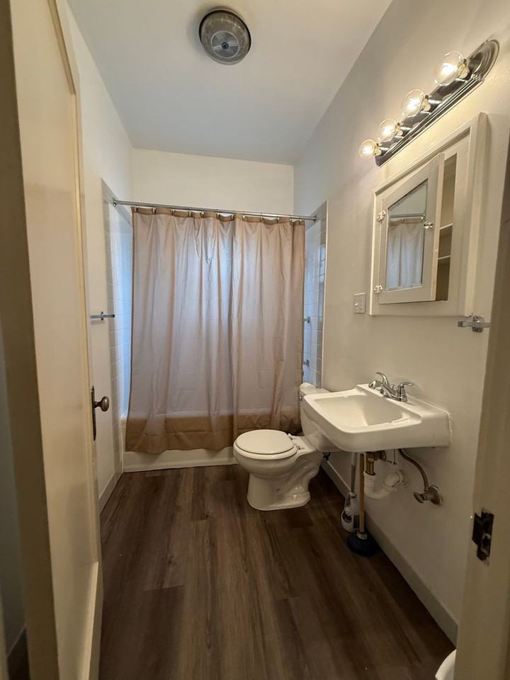 104 N Jefferson St - Photo 4 of 9
