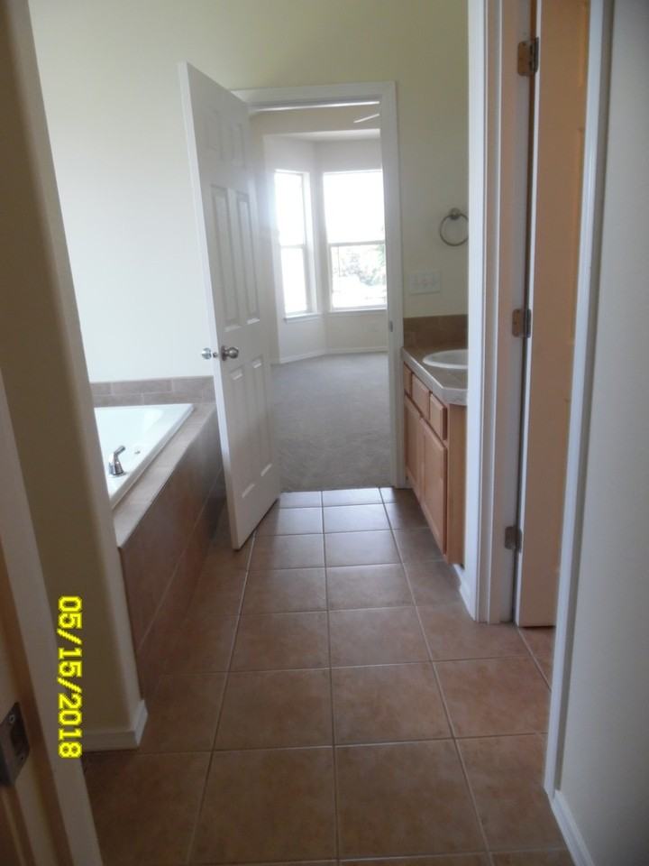 325 Nw Cypress St - Photo 3 of 19