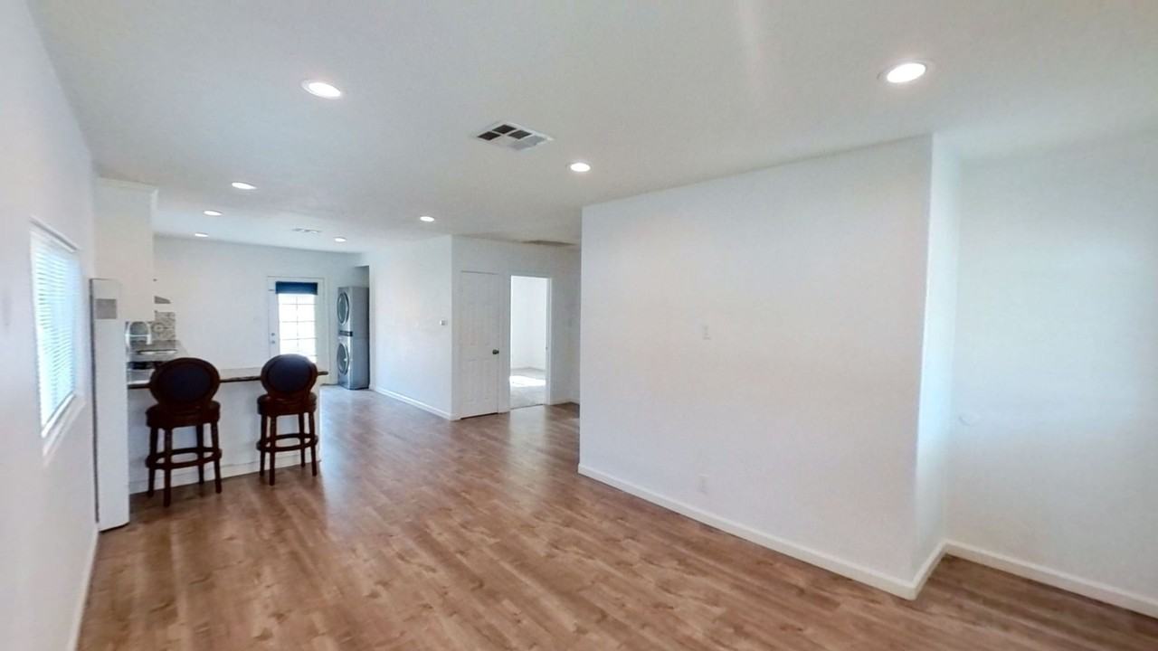 3189 Sanchez St - Photo 5 of 17