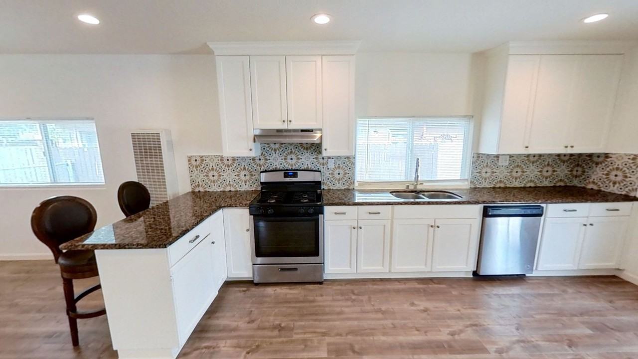 3189 Sanchez St - Photo 7 of 17