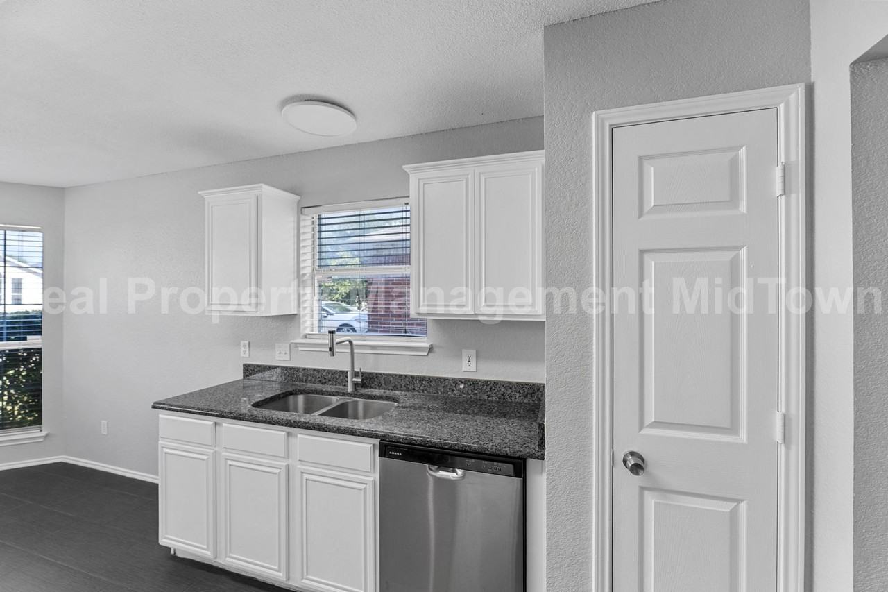 6100 Wall St - Photo 4 of 23