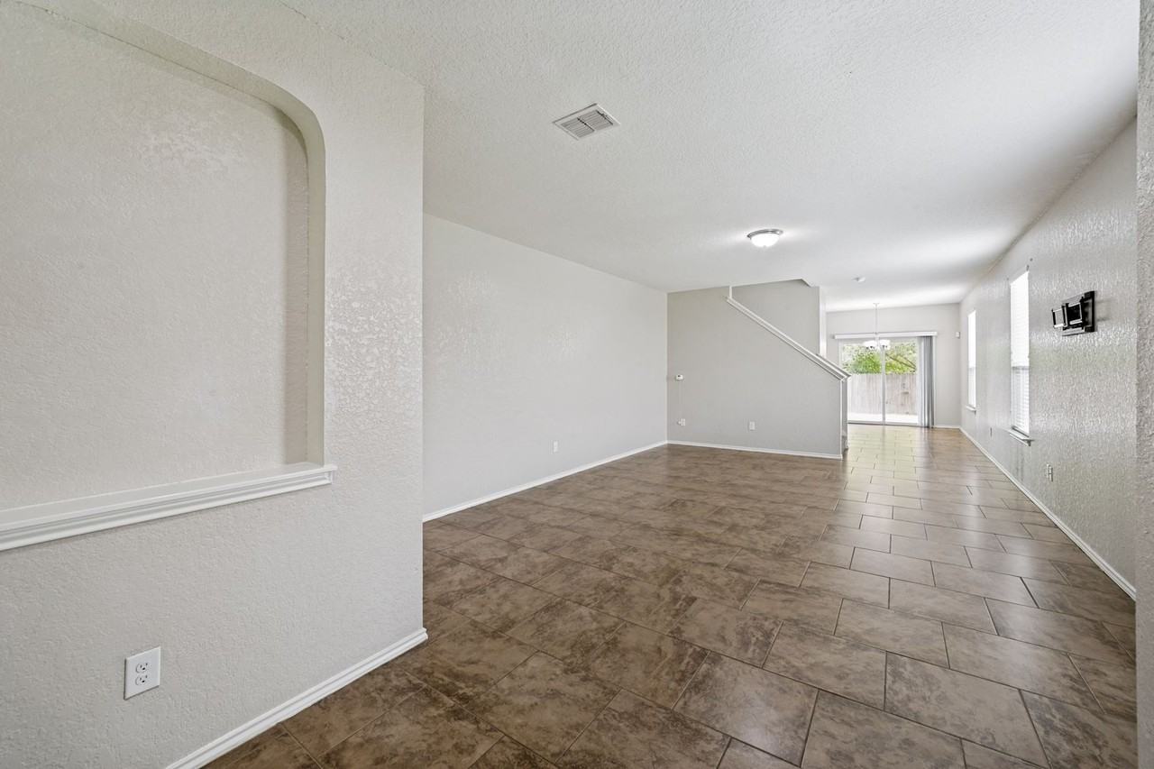 2419 Sundrop Bay - Photo 4 of 25