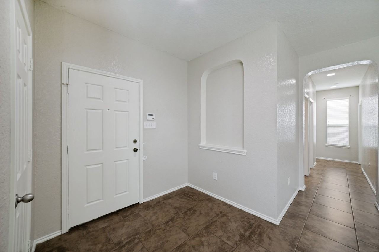 2419 Sundrop Bay - Photo 5 of 25