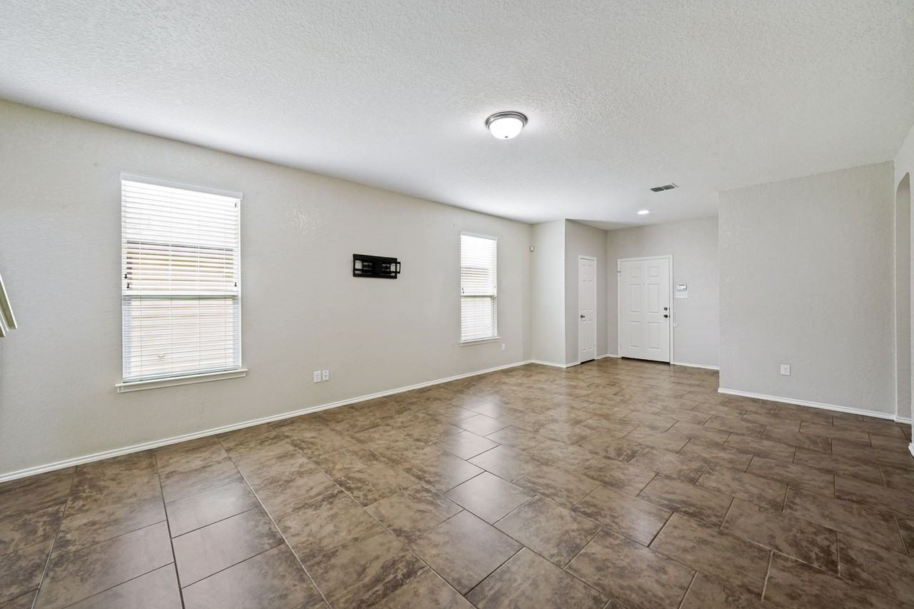2419 Sundrop Bay - Photo 7 of 25