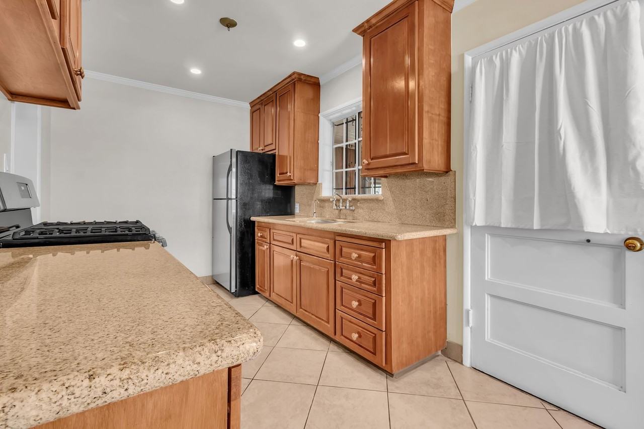 1239 Carlton Pl - Photo 6 of 24