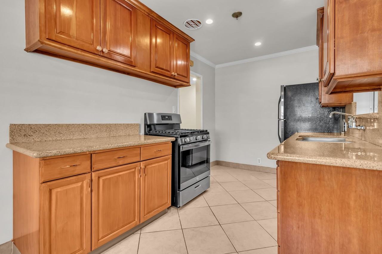 1239 Carlton Pl - Photo 7 of 24