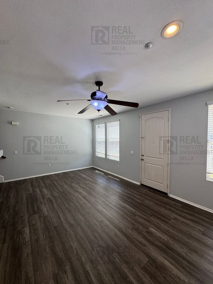 30505 Canyon Hills Rd - Photo 4 of 36