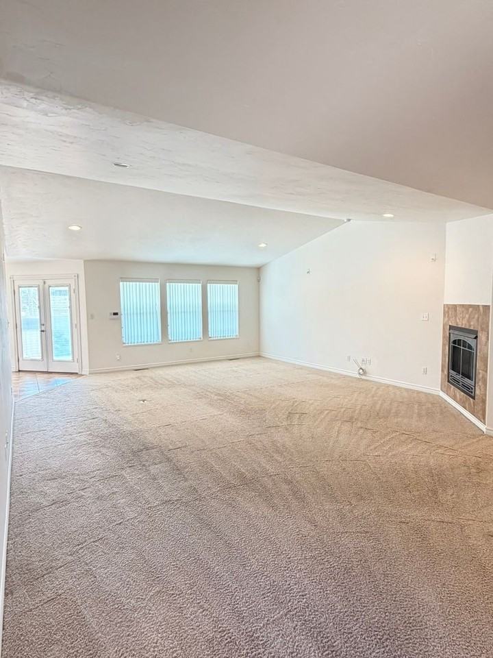 646 Cortney Way - Photo 4 of 38