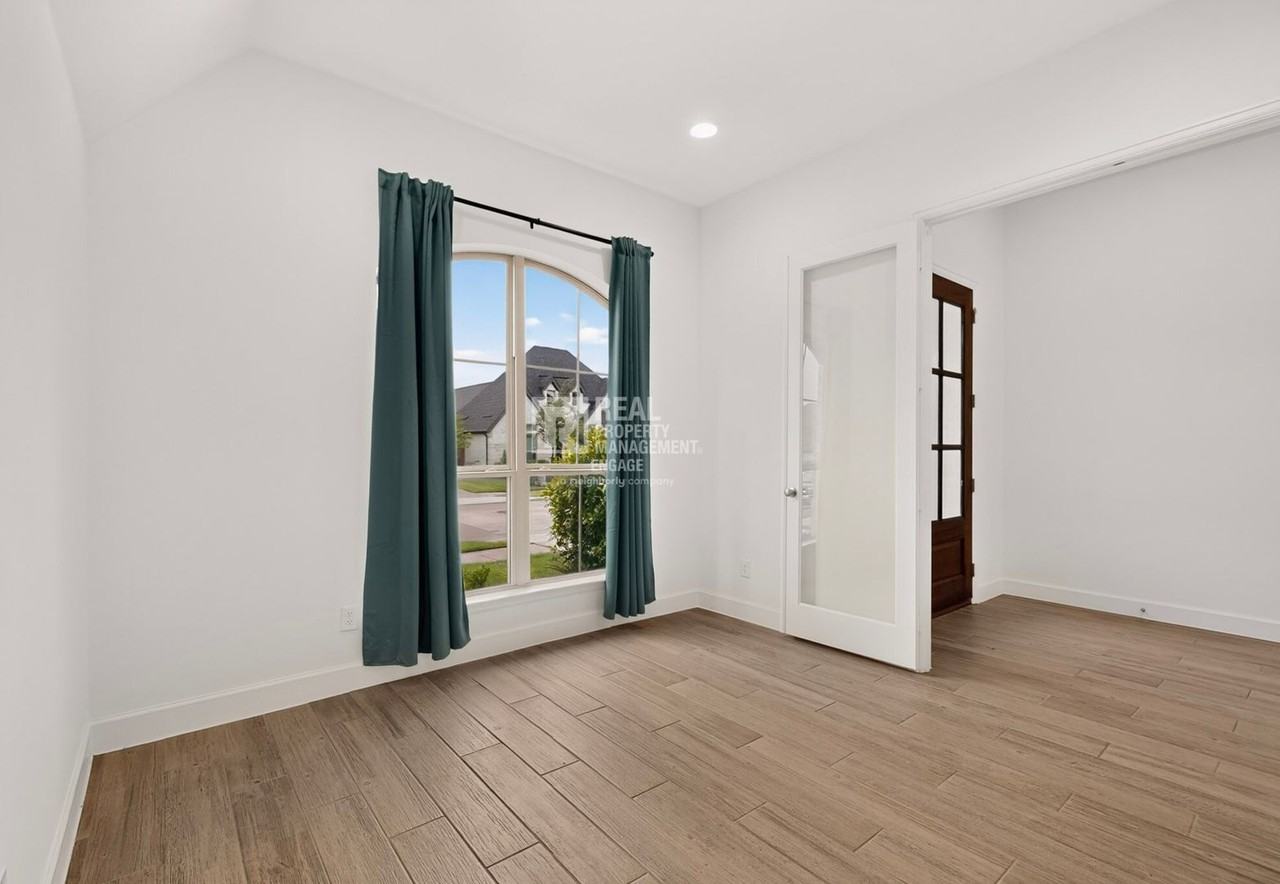 2933 Eccleston St - Photo 6 of 42