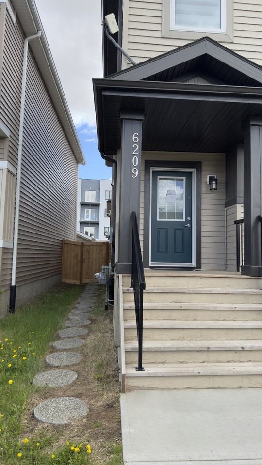 3049 66 St Nw - Photo 2 of 35