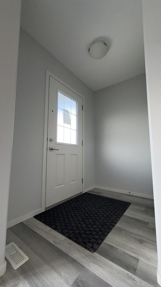 3049 66 St Nw - Photo 3 of 35