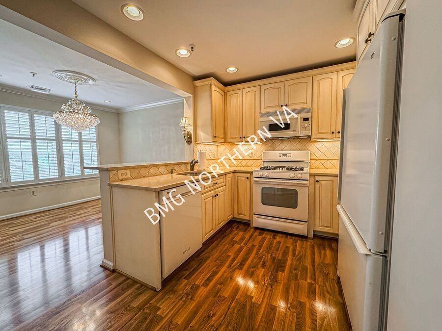 5565 Seminary Rd #404 - Photo 6 of 31