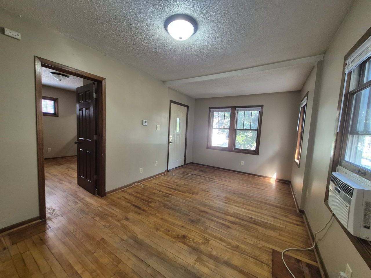 1068 Hatch Ave - Photo 4 of 25