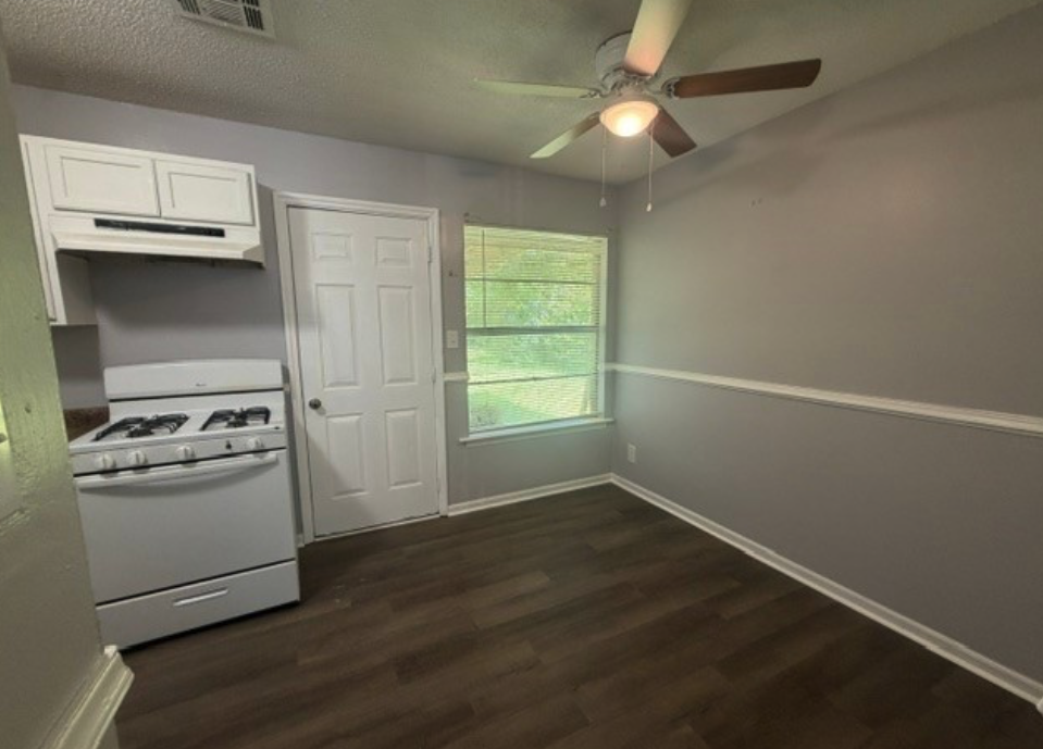 217 Townsend Dr - Photo 3 of 13
