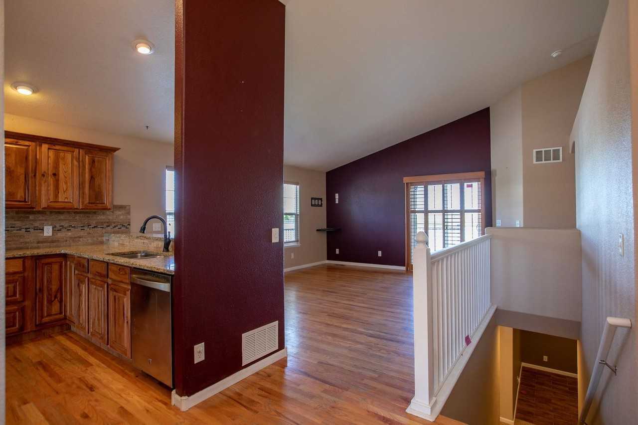1076 Fairfield Ave - Photo 6 of 49