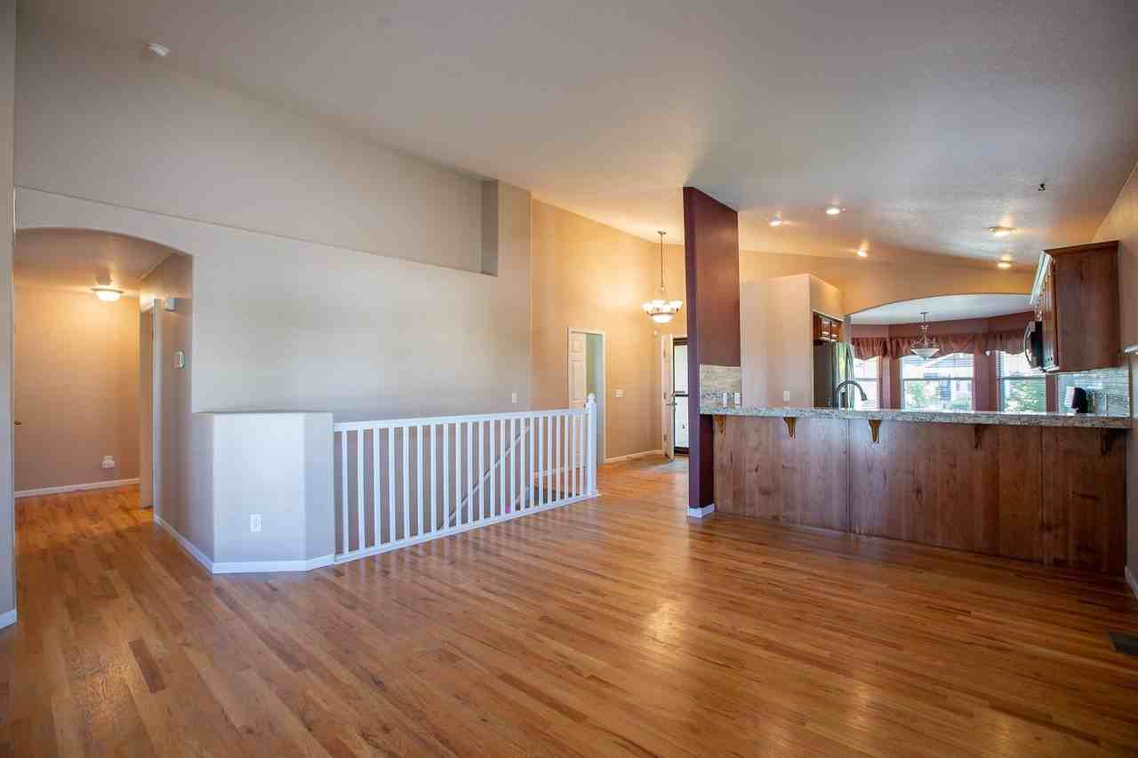 1076 Fairfield Ave - Photo 7 of 49
