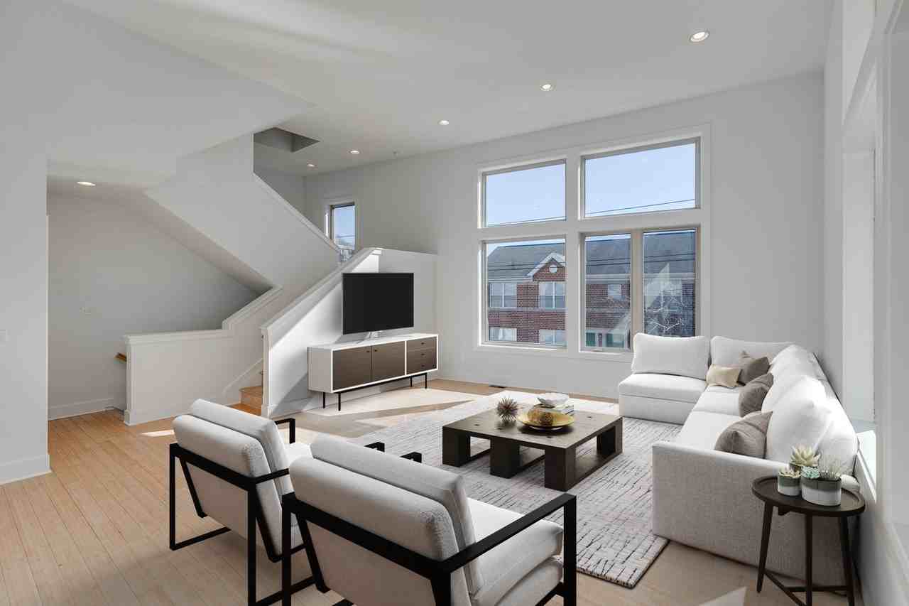 914G South 5th Street - Queenswalk 914G - Photo 2 of 7