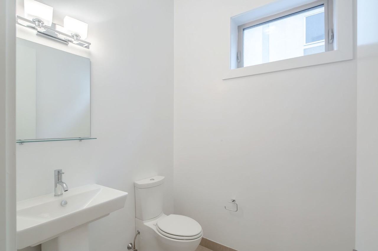 927 N Front St - Photo 4 of 18