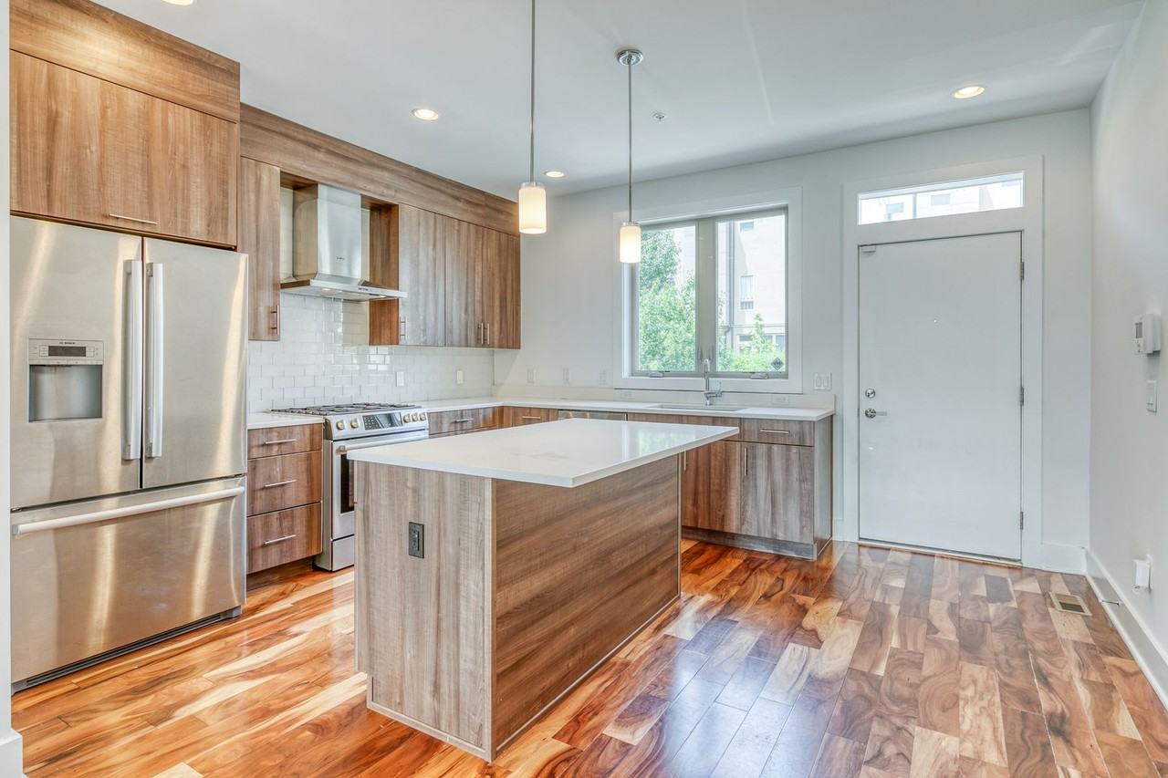 740 S Columbus Blvd - Photo 2 of 17