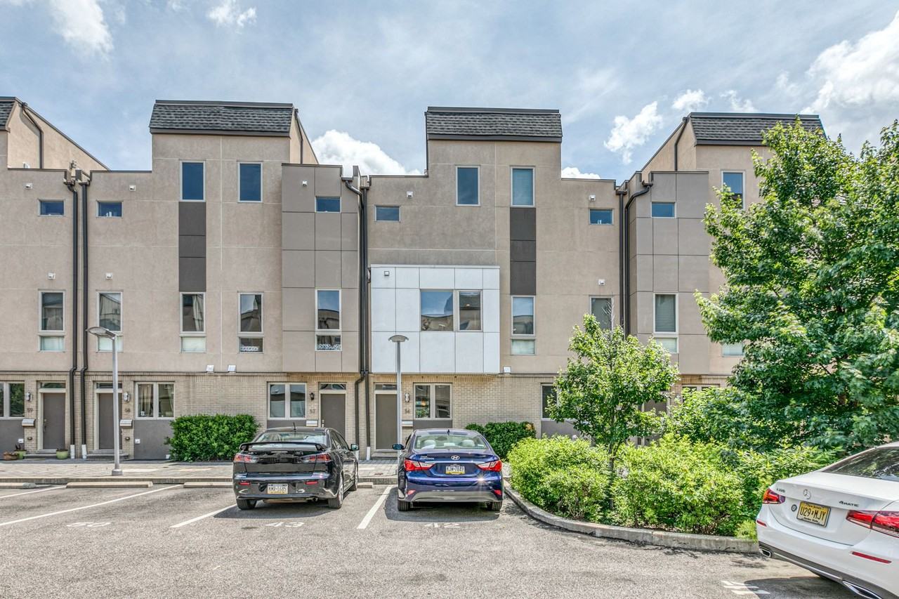 740 S Columbus Blvd - Photo 4 of 17