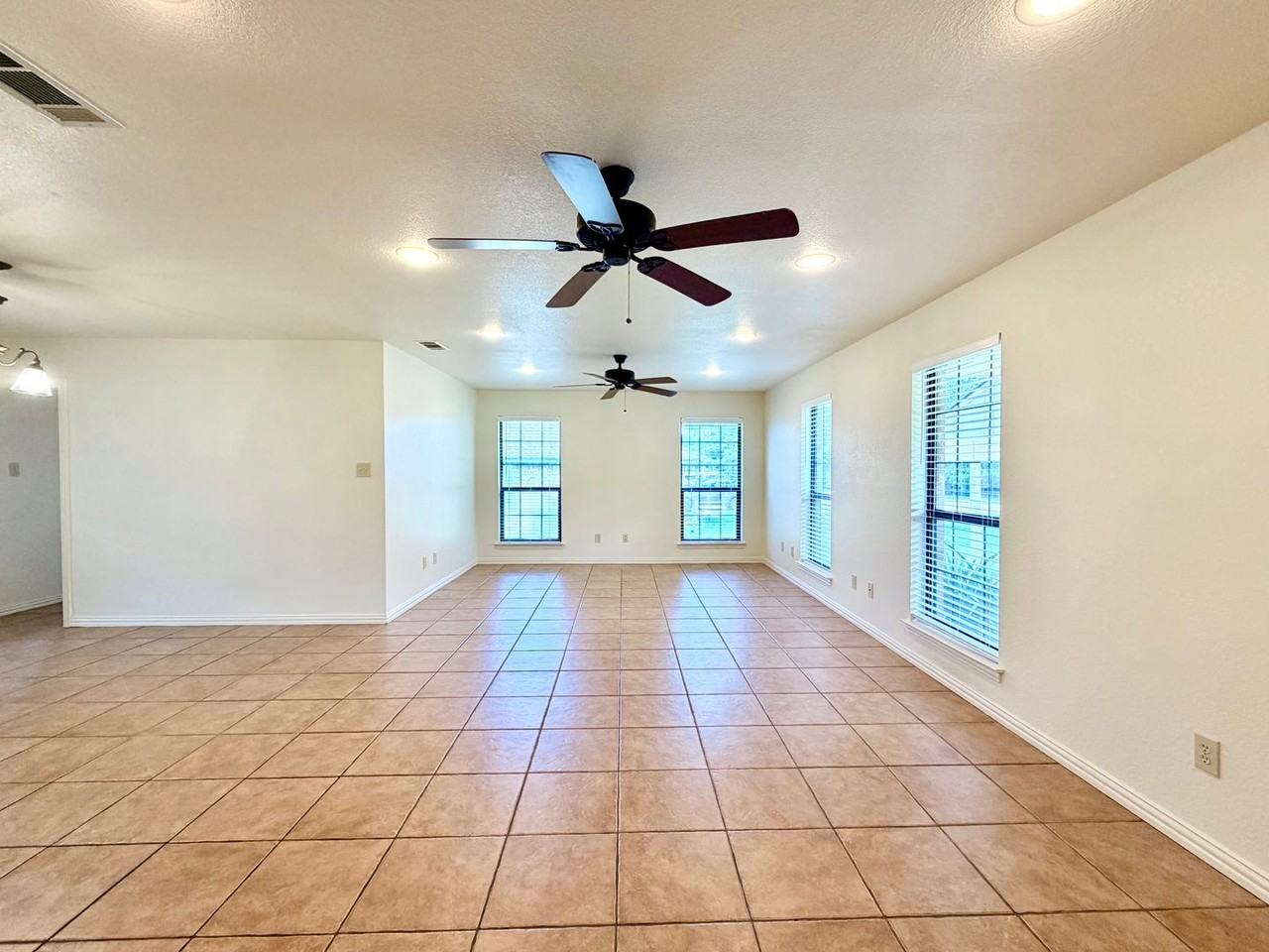 525 W Lloyd St - Photo 2 of 19