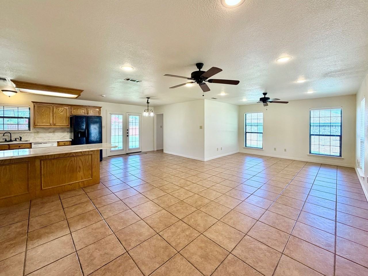 525 W Lloyd St - Photo 4 of 19