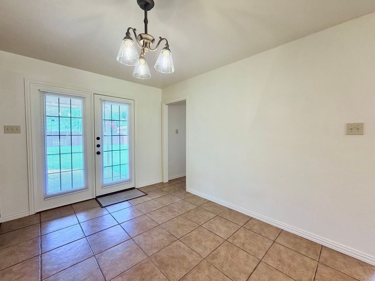525 W Lloyd St - Photo 6 of 19