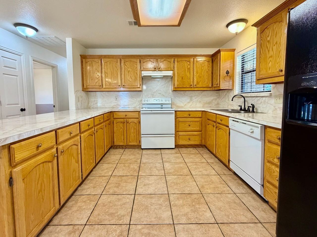 525 W Lloyd St - Photo 7 of 19