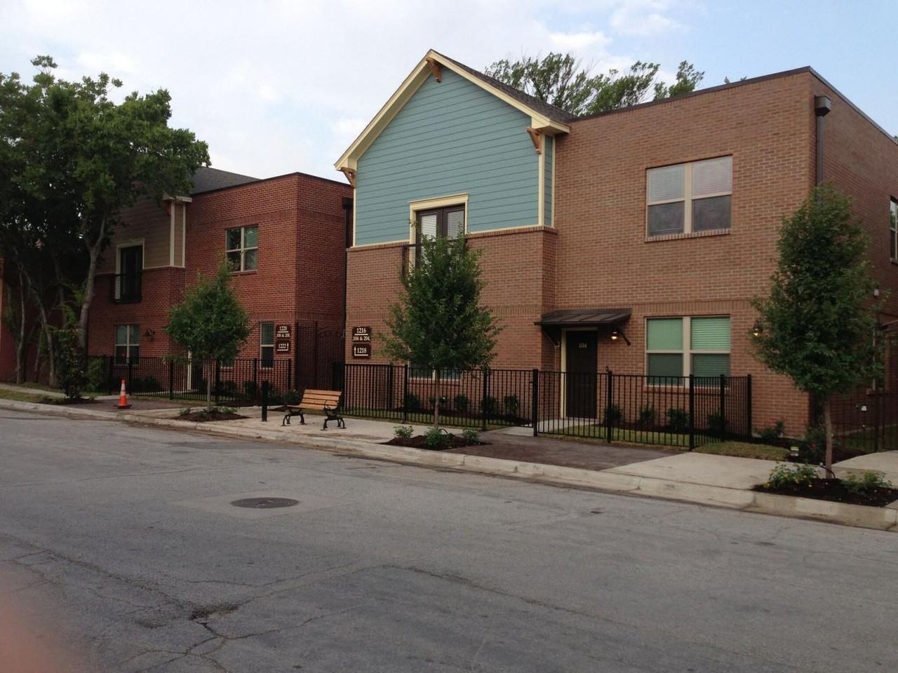 College Ave Apartments - Photo 4 of 9