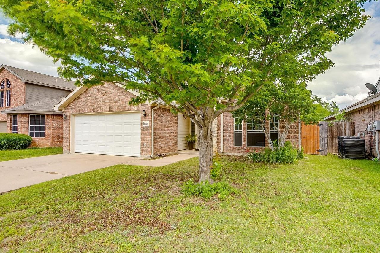 12217 Shadow Wood Trl - Photo 3 of 35